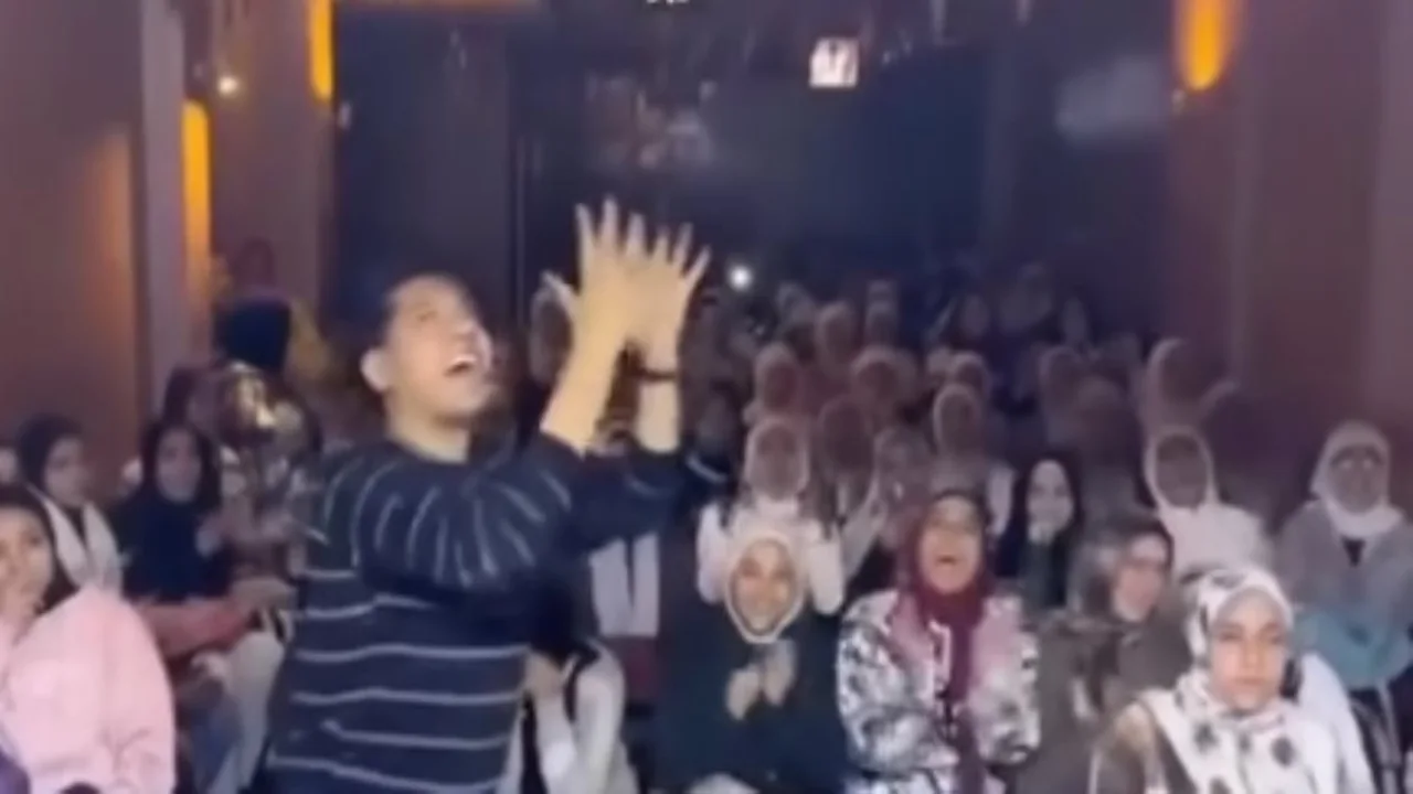 احتفالات طلابية صاخبة بعودة شخصية روح في مسلسل علي كلاي وتعليق العوضي